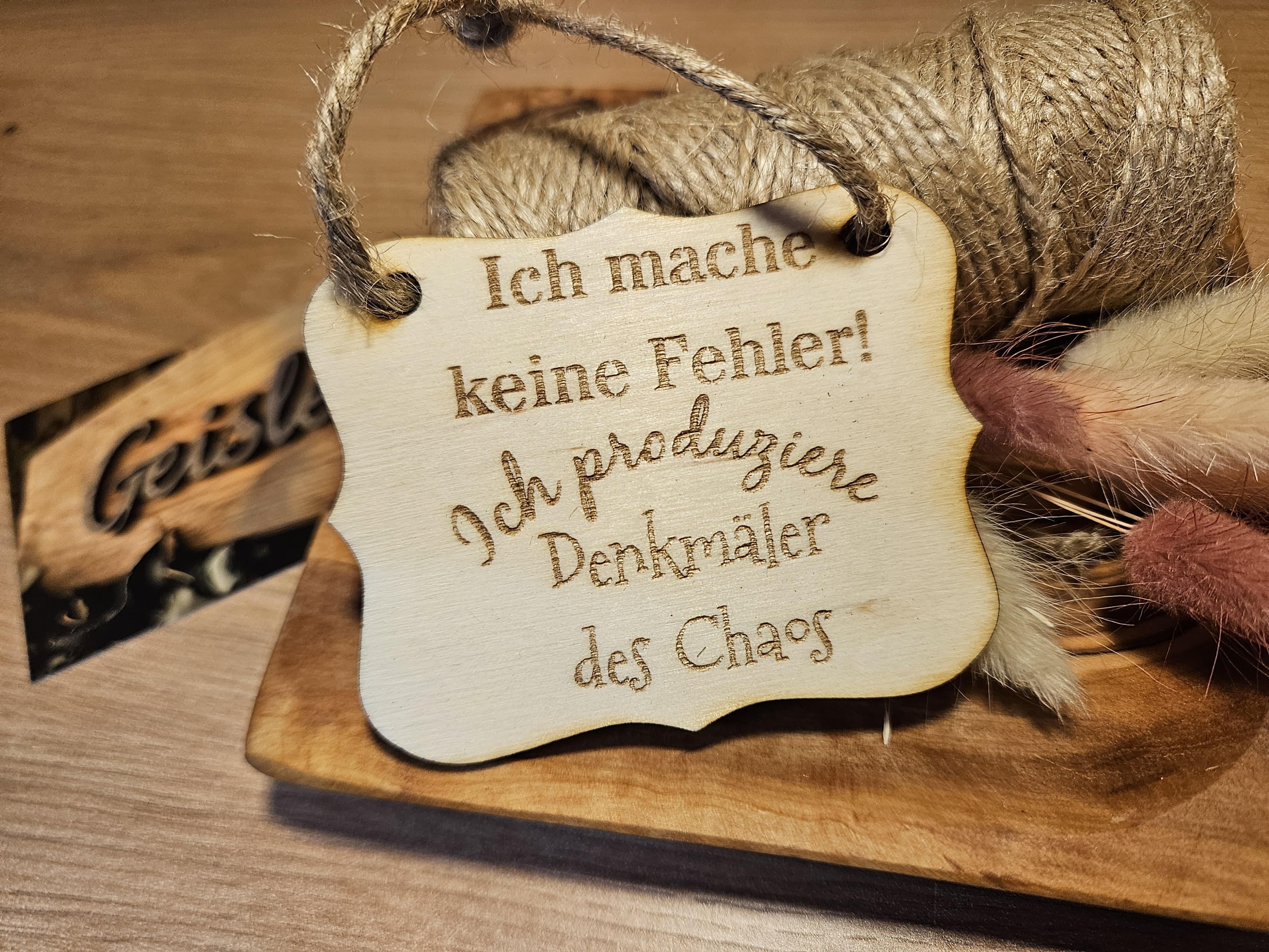 Spruchschildchen - Denkmäler des Chaos